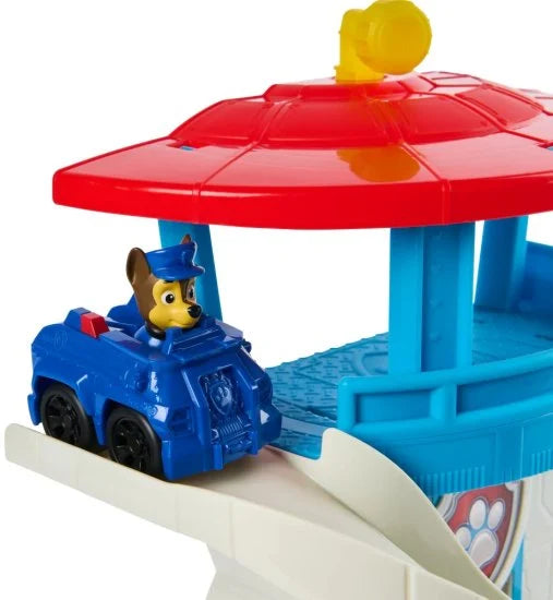 מגדל תצפית והצלה עם דמות של צ'ייס 5467H מבית מפרץ ההרפתקאות